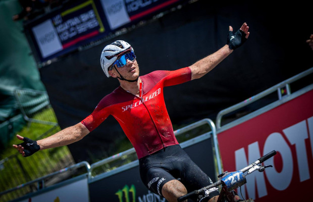 Boichis encuentra el ataque perfecto y gana su primera Copa del Mundo XCO Élite en Leogang: Azzaro ha sido descalificado tras llegar segundo