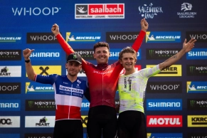 Boichis encuentra el ataque perfecto y gana su primera Copa del Mundo XCO Élite en Leogang: Azzaro ha sido descalificado tras llegar segundo
