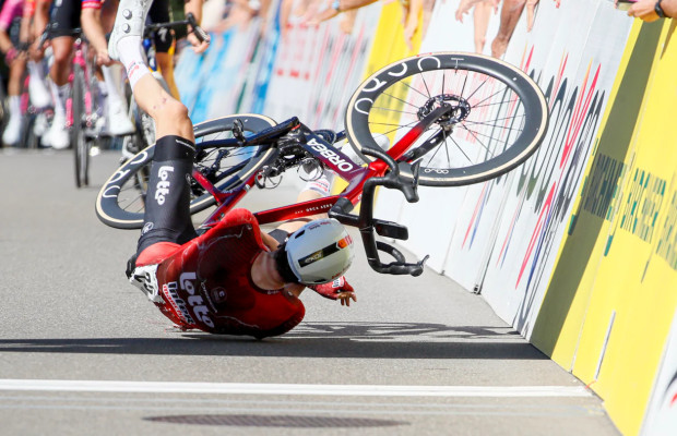 He won the sprint and fell before the finish line: the surreal celebration of his first elite victory