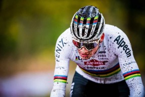 Van der Poel se pasa de 100% a Oakley