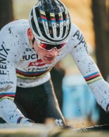 Van der Poel se pasa de 100% a Oakley
