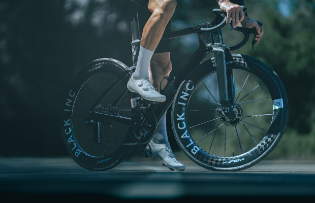 Die neuen Black Inc HYPER 62 sind mit eigens entwickelten Carbon-Speichen und einer innovativen Nabenverbindung ausgestattet