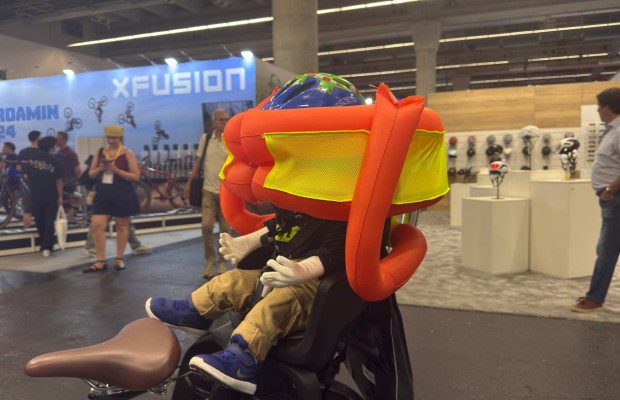 Este airbag protege a criança mesmo antes de tocar o chão