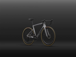 94927-03_TARMAC-SL9-SW-DI2-METWHTSIL-GLDPRL-METOBSD_FRONT-3QUATERS_14011_b
