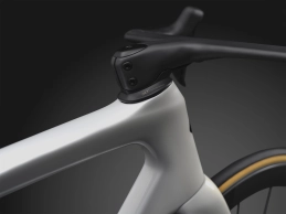 94927-03_TARMAC-SL9-SW-DI2-METWHTSIL-GLDPRL-METOBSD_HEADSET-DETAIL_14576_b