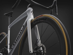 94927-03_TARMAC-SL9-SW-DI2-METWHTSIL-GLDPRL-METOBSD_MED-FRONT-3QUATERS-DETAILS_14307_b