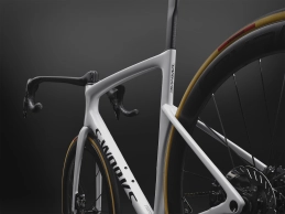 94927-03_TARMAC-SL9-SW-DI2-METWHTSIL-GLDPRL-METOBSD_NON-DRIVESIDE-REAR-3QUATERS-DETAIL_14245_b