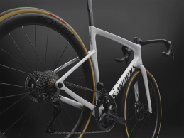 94927-03_TARMAC-SL9-SW-DI2-METWHTSIL-GLDPRL-METOBSD_MED-REAR-3QUATERS-DETAIL_14344_b