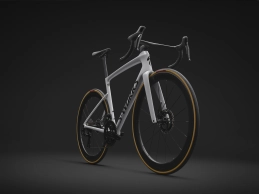 94927-03_TARMAC-SL9-SW-DI2-METWHTSIL-GLDPRL-METOBSD_WIDE-FRONT-3QUATERS_14088_c