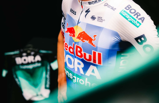 El dorsal más supersticioso del ciclismo inspira el nuevo maillot del Red Bull para el Tour