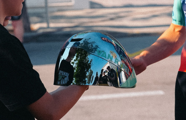 Van Rysel conçoit un casque ultraréfléchissant pour localiser Olav Kooij en plein sprint