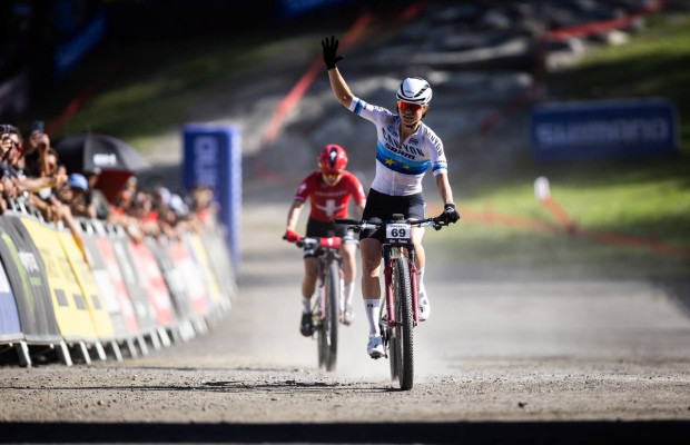 Jenny Rissveds vence com um potente ataque final no Short Track de La Thuile
