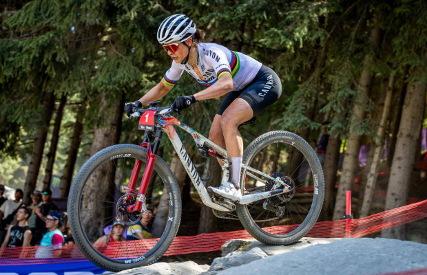 Vídeo com o melhor da Copa do Mundo XCO de La Thuile: as vitórias de Martina Berta e Luca Martin