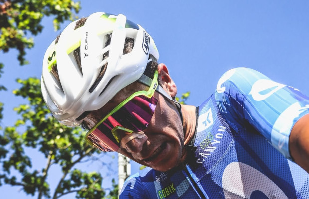 «Comment les médecins peuvent-ils le permettre ?» : critiques à l'encontre de Movistar pour avoir maintenu Uijtdebroeks dans le Tour avec de la fièvre
