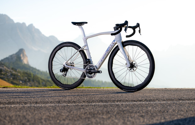 Pinarello renueva la DOGMA X con nuevo cuadro, carbono M40X y sistema X-Stays 2.0