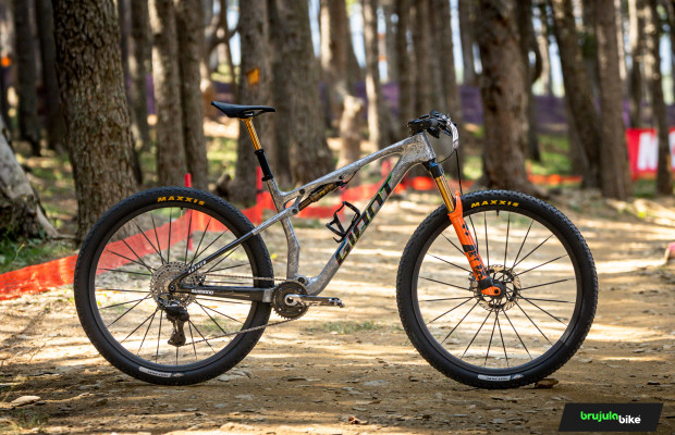 Hatherly konkurriert mit Prototyp-Rädern von CADEX mit integrierten Carbon-Speichen. Ist das das erste MTB-Modell der Marke?