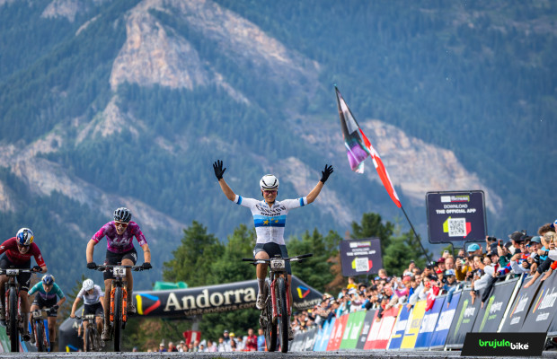 Jenny Rissveds conquista su primera victoria en Andorra tras una tormenta sorpresa