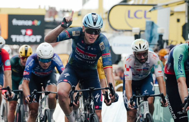 Merlier survit au chaos final et remporte sa troisième étape au Tour 2026