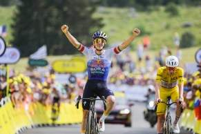 Evenepoel vence a Pogacar en Plateau de Solaison y la retirada de Vingegaard sacude el Tour