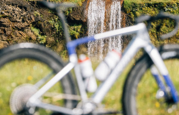 Nino Schurter tritt mit einem neuartigen Gravel-Bike an, das an den 32-Zoll-Prototyp von SCOTT erinnert