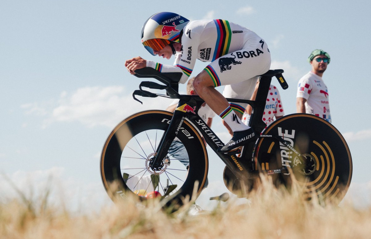 Photo: Brujulabike Florian Lipowitz crashes out of the Tour de France on the technical descent