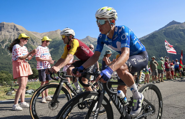 Einer Rubio colide com um carro dos Emirados em meio ao caos do Alpe d'Huez e tem que abandonar o Tour