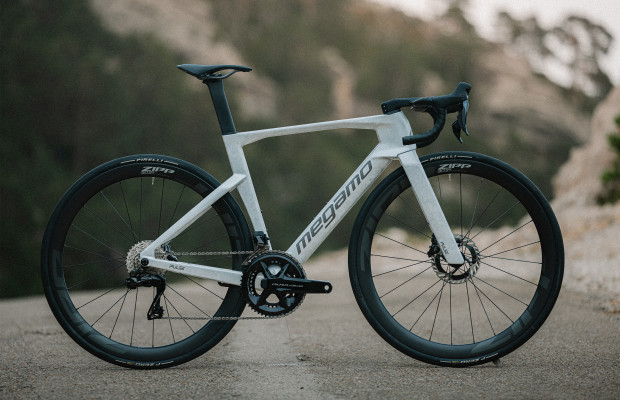 Nouveau Megamo Pulse MY27 entièrement redesignée : plus aérodynamique, plus rigide et à partir de 3 499 euros.