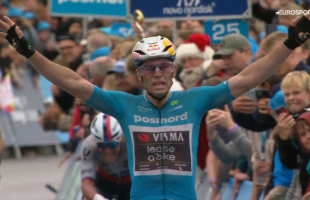 Van Aert évite une chute, change de vélo et remporte l'étape reine au Danemark : trois sur trois