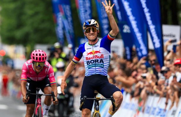 Evenepoel supera una avería, bate a Carapaz y se convierte en el rey de San Sebastián