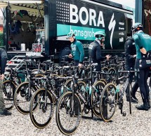 Atropellan al equipo Bora-Hansgrohe en Italia