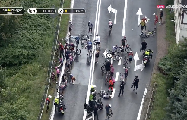A crash involving around twenty cyclists forces the neutralization of the Tour of Poland