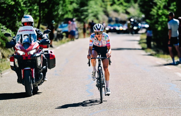 Exhibición de Kasia Niewiadoma en el Mont Ventoux: gana, se viste de amarillo y pone el Tour patas arriba