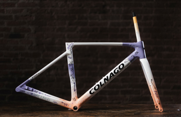 Colnago crée un V5Rs unique peint à la main pour célébrer le Tour de l'équipe UAE L'IMAD