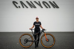 Emily Batty ficha por Canyon