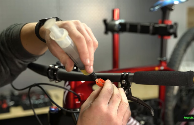 How to bleed SRAM brakes