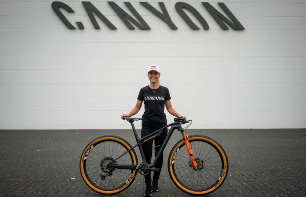 Emily Batty ficha por Canyon