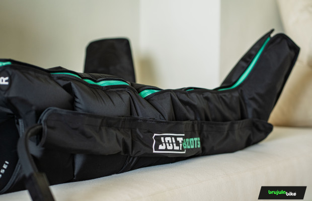 É possível ter recuperação de nível profissional na sala de casa? Testamos as botas de pressoterapia Jolt Boots