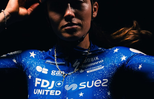A Gobik coloca à venda a espetacular camisa de campeã dos EUA de Kate Courtney