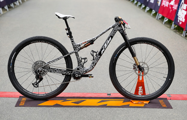 KTM présente son premier VTT de 32" à double suspension