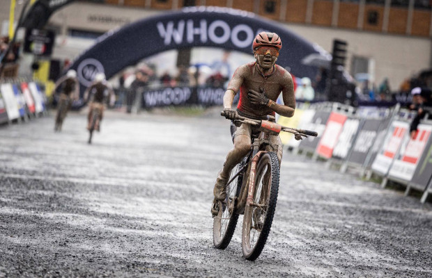 Sina Frei greift im Rock Garden an und gewinnt das Short Track der Weltcup in Leogang