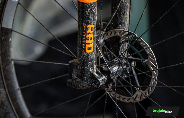 Cazada la nueva suspensión electrónica de FOX para XCO: se estrena en Les Gets