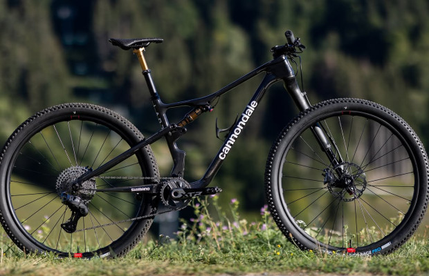 Preto e carbono à mostra: a espetacular Scalpel LAB71 da Factory Racing em Les Gets