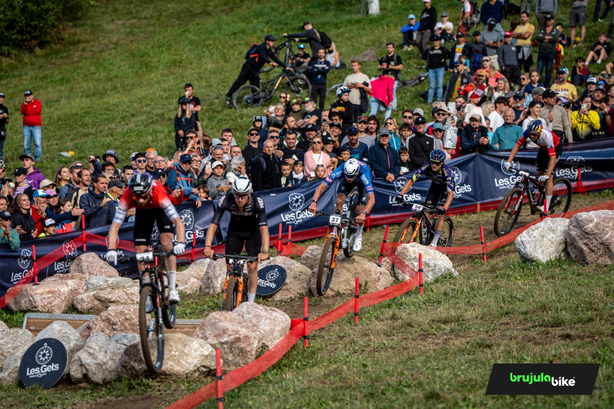 Boichis gana en Les Gets y Van der Poel firma un espectacular regreso al MTB con tropiezo incluido