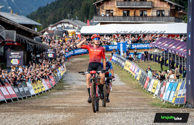 Boichis gana en Les Gets y Van der Poel firma un espectacular regreso al MTB con tropiezo incluído