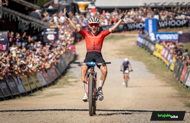 Boichis se impone a Van der Poel en la última vuelta y gana el XCO de Les Gets