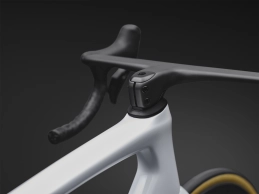 94927-10_TARMAC-SL9-S-LEVEL-AXS-WHT-MAJBLUMET-METOBSD_HEADSET-DETAIL_17636_b