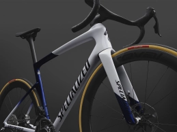 94927-10_TARMAC-SL9-S-LEVEL-AXS-WHT-MAJBLUMET-METOBSD_FORK-DETAIL_17311_b