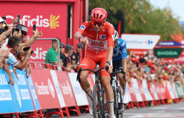 Enric Mas sorprende a Pogačar y tras una remontada y casi una caída del esloveno todo se resuelve al sprint: resultados etapa 6 de La Vuelta 2026