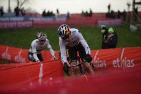 Van Aert beats Van der Poel to win with authority the Overijse World Cup and the overall classification