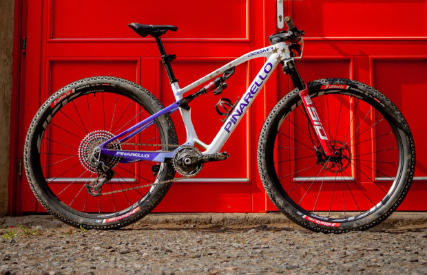 Pidcock präsentiert neue Räder und die Farben des Europameisters auf seinem neuen Pinarello DOGMA XC